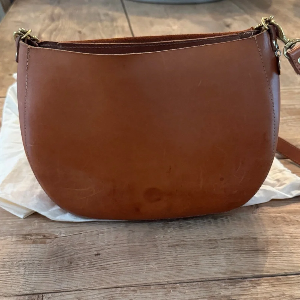 Elegant Tan Leather Shoulder Bag with Braided Accent - Picture 2 of 9